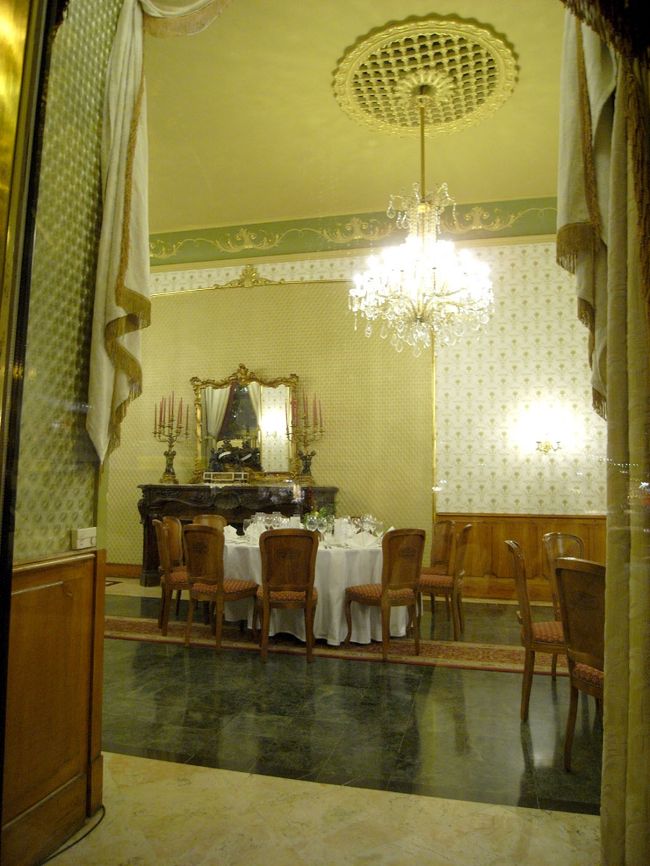 Ｍ１でホーショク・テレ駅からヴァルシュマルティへ逆戻り<br />さあ、ジェルボーへ！！と思ったら<br />今から予約（貸切？）だからダメだって！！ショック！！<br />諦めきれずに、ちょっとのぞいてパチリ。