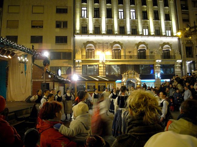 野外ステージでは可愛い民族衣装を着たお嬢さんたちがフォークダンスを披露！！<br />ホットワイン片手に、観客もみんなノリノリです