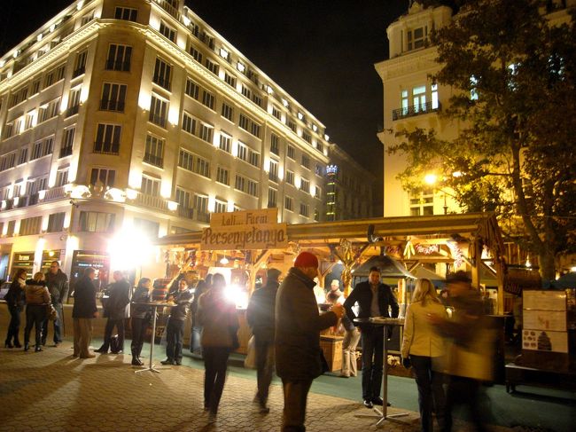 でも、クリスマス市の雰囲気<br />やみつきです！！<br />帰りたくな〜い。<br />ホテルが歩いてすぐなので安心です。<br />ちょっと物乞いっぽい人はいたものの<br />子供連れも多く、危ない雰囲気は全くありませんでした。