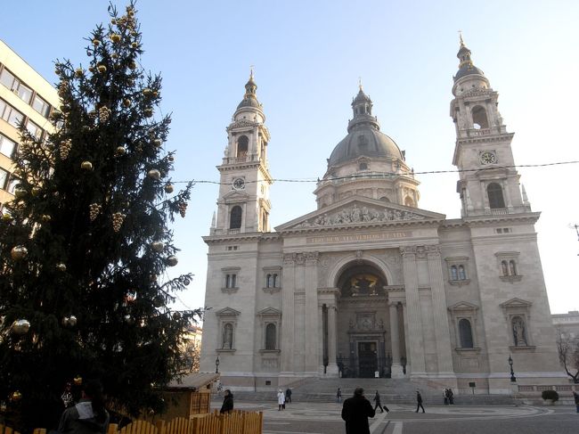 いよいよ今日は、ブタペストを後にウィーンに向かいます。<br />今日も快晴でうれしい<br />朝、どうしてももう一度見たかった聖イシュトヴァーン大聖堂へ。<br />９時開館と同時に一番乗り。<br />そういえば、一昨日は最後だったなぁ