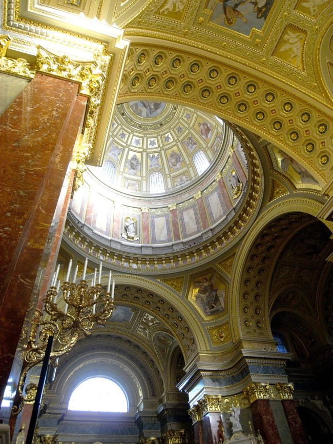 大聖堂内部。<br />幻想的な夜もよかったけれど<br />朝の光で輝く聖堂内は格別に美しかったです。