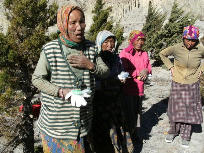 <br />　素直に喜びを表す植林地の人々・・