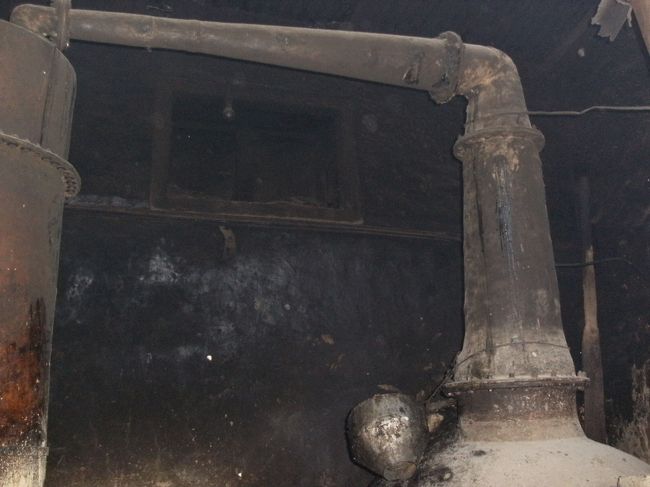 　<br />　ここでりんご（アップル）ブランディーとあんず（アプリコット）ブランディーを作っていた、<br /><br />　日本なら酒造許可がいるのだが、そこはどうなっているのかわからない・・・<br /><br />　酒のみにとって地元の酒を飲むのも楽しみである。<br /><br />　ブランディーのほか、ロクシという麦を原料にした焼酎のような酒もあるが、ブランディーの方がアルコール度数が高い。<br /><br />　ロクシはどこの家庭でも自家製がある。「ロクシ飲むか？」と、必ず誘われる。