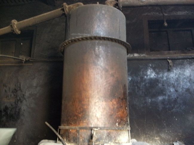 <br />　銅製の蒸留かまがあった