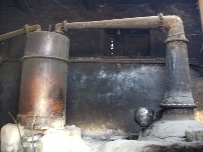 <br />　右の釜から左の釜へ・・・<br /><br />　製造工程は単純である・・・