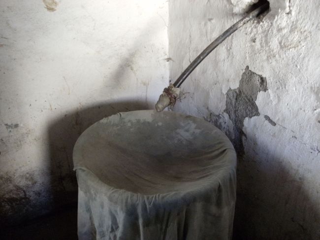 <br />　蒸留されたブランディーはこの桶に溜められる。濾過用の布が張ってある。<br /><br />　