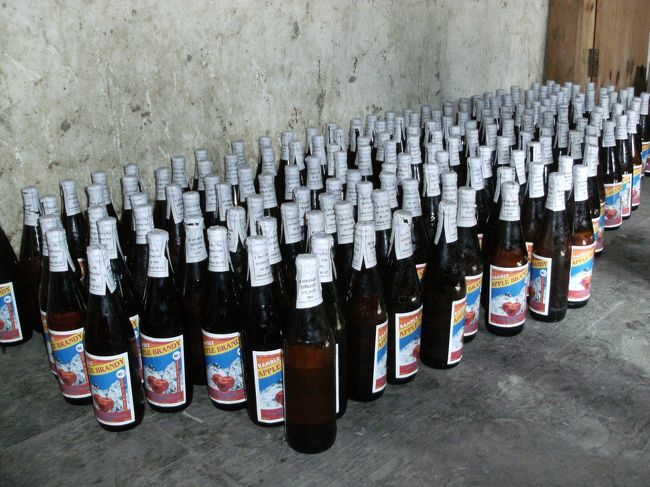 <br />　アップルブランディーは一本１２０ルピー、アプリコット（あんず）ブランディーは一本１５０ルピーだ。<br /><br />　これが街では、２００ルピー、２５０ルピーするから製造元で買えばかなり安い・・