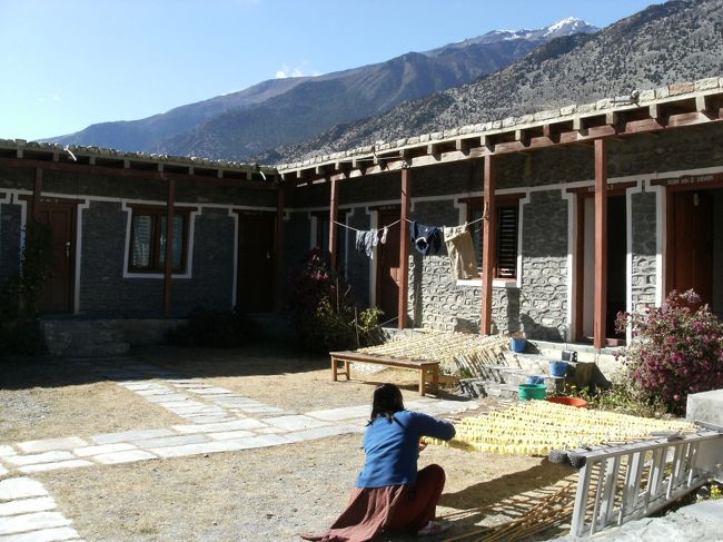 <br />　平屋の石造りで中庭ではドライアップル・干しリンゴを自然乾燥させている・・・