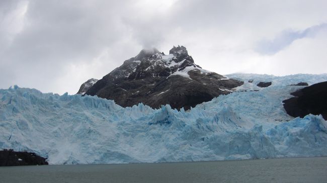 氷河のかたちに動きもあって、楽しい。<br />見ごたえがあってよかった。<br /><br />ここでも、たまに小さな崩落があったり。