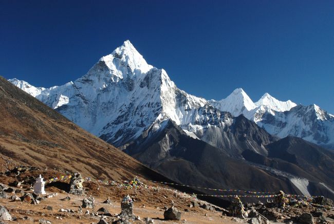 アマダブラムに向かって下ります。<br />　ヒマラヤの風景が一望です。<br />ヒマラヤ登山で亡くなったポーターの慰霊碑が<br />エベレストの見える丘の上に建つ。<br />　　今までに70人からのシェルパが亡くなられた。