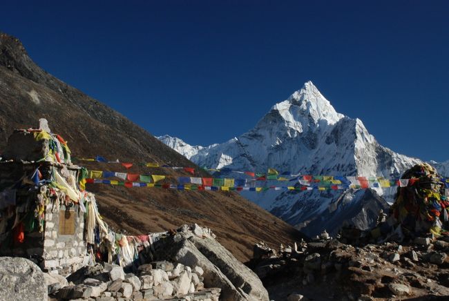 ここだけに見られる風景。<br />高台の丘の上は霊峰にむかって祈りの石塔<br />チョルテンがたなびく。<br />霊気が漂うような祈りの空間。不思議な所に彼らの犠牲の上にヒマラヤ登山史がある様に思えた。 