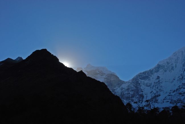 タンボチェの早朝の風景。<br />ヒマラヤの朝が始まります。<br />　<br />　刻々と変化する太陽の朝のドラマは<br />　感動のひと時でした。<br />　　