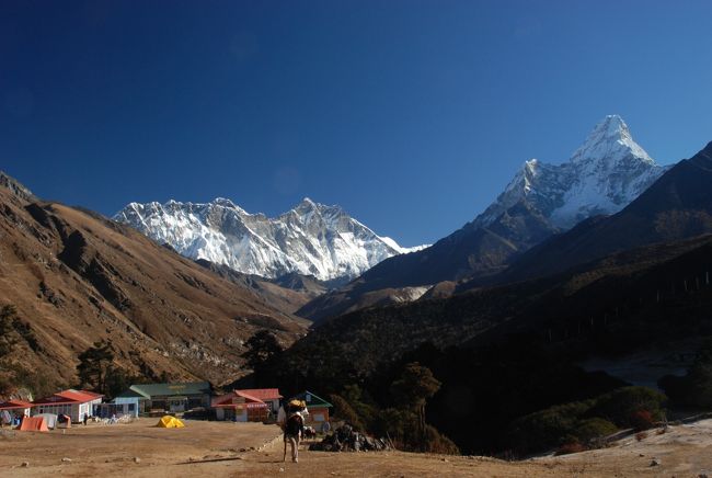 太陽が昇りました。<br />ヒマラヤの一日が始まります。<br /><br />左　ローツェ<br />右　アマダブラム