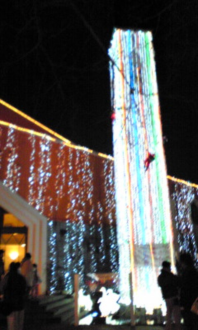 トンネルの外にありました。<br />サンタさんが煙突を登っています。