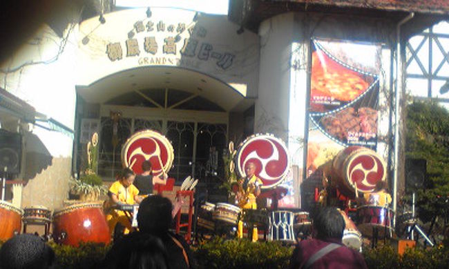 そのオオタカの隣で和太鼓の演奏をしてました。