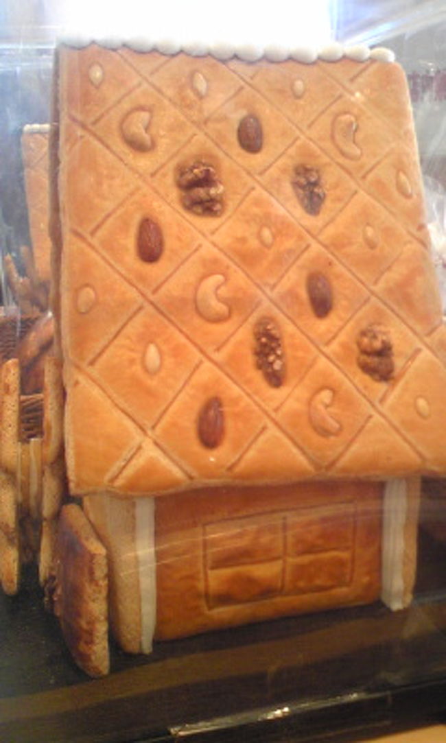 お土産屋さんにあったお菓子で出来た家