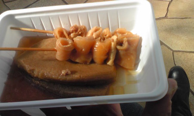 静岡おでんを食べました。<br />どちらも関東の人間にはあまりなじみのない、牛スジと黒はんぺん。<br />