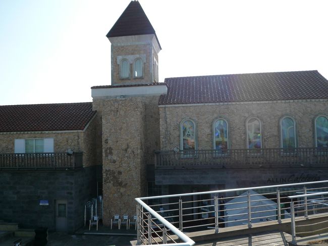 韓国ドラマのこれは"オール・イン"のスヨンの教会。ロケで使用した物は台風の影響で倒壊したらしい。これは、再建のもの。天気の良いこの日、盛り沢山であれこれと見学するようだ。