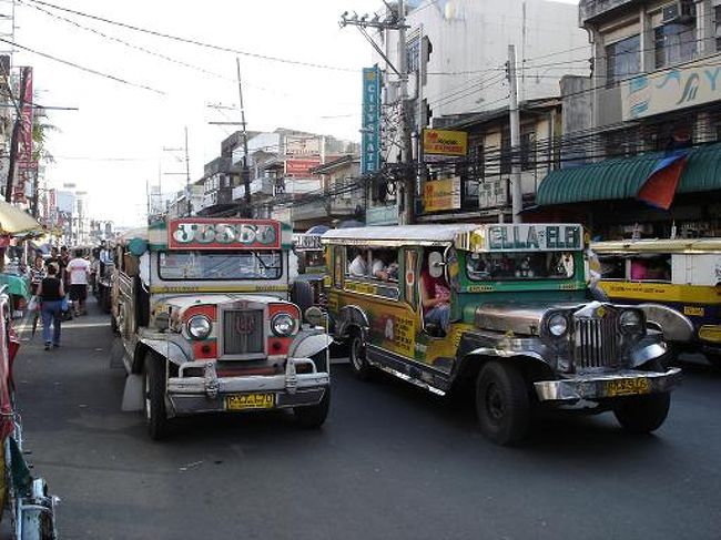旅には楽しさと不安がつきものだ。。。<br />何カ国行っても新しい国の新しい土地を踏む時は緊張しドキドキする。。。<br />でもそのドキドキが不安の反面、心地よく癖になる麻薬みたいなものでもある。。。<br />中国に入りベトナム・タイと今まで何度か訪れたことのある土地ばっかりだったので、安心感はあってもドキドキすることはなかった。。。<br />久しぶりのドキドキを感じたのはフィリピンのマニラだった。。。<br />マニラはもちろんフィリピンも初めてになる。。。<br />日本から見ればフィリピンはそれほど遠くもなく、タイには何度も行ってるのだから今までなぜ行ってなかったのだろうと考えると、答えは簡単だった。。。<br />怖かった・・・<br />フィリピンは怖いと言うイメージが大きかった。。。<br />それにフィリピンは無数の島で構成された島国なので、必ず飛行機で行かないといけないというアクセスの悪さもフィリピンを遠ざからしていたのかも知れない。。。<br />今回フィリピンに来たのはここが安全安心な国になったわけではなく、先日知り合いがフィリピンに行き無事に帰えってきて楽しかったということを聞いて、バンコクからのチケットを探すとそれほど高くもなかったので、いざフィリピンへ。。。 