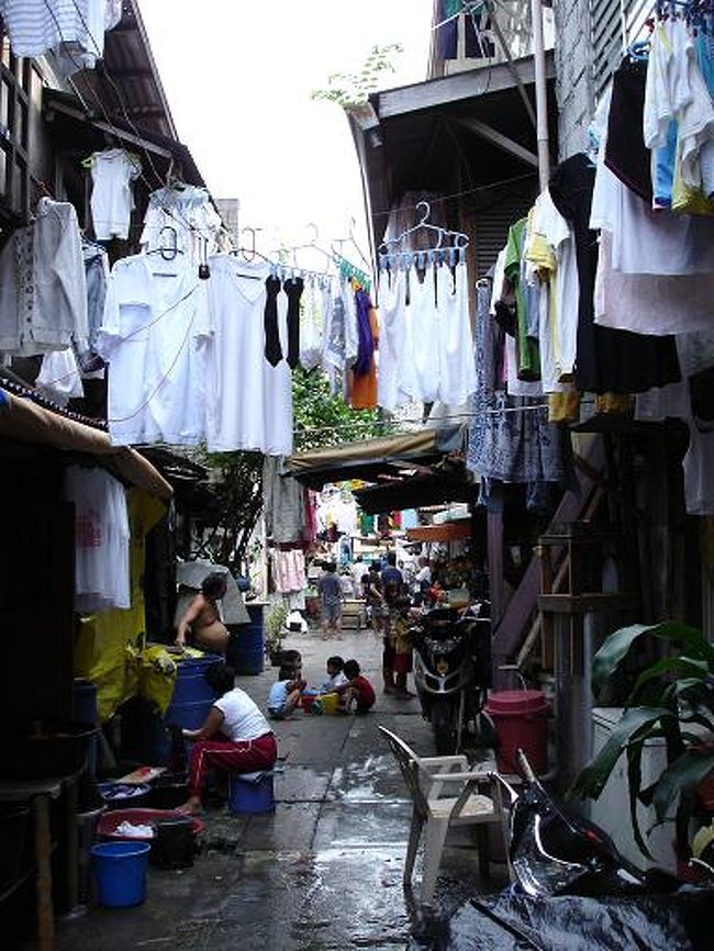 マニラは今乾期だが若干熱帯特有の湿った空気が身体にまとわりつくような感じがした。。。<br />でも日陰や朝夕は乾期らしく涼しく過ごしやすかった。。。<br />街並みは島国のためか他の東南アジアとは違っていて、新しい国に来たと改めに実感させられた。。。<br />マニラでも一部の地区は近代的ビルなどもあるが、ほとんどが古い昔のままの建物が多かった。。。<br />陸路で国境を越え隣の国とかに行くと、文化も町並みも似ていたりするが、その点島国は変化を感じさせてくれる。。。<br />フィリピンでも特にマニラは危険と聞いていたが、日中に移動してる分にはそれほど危険を感じることはなかった。。。<br />しかし夜はやっぱり危ないのだろうから極力外出は避けていた。。。<br />夜の繁華街もあるようだが、危険を冒してまで行ってみたいとは思わなかった。。。<br />宿の人が受付の引き出しに拳銃をしまうのを見てしまった・・・<br />やっぱりこの国では決してトラブルは起こさないでおこうと誓った瞬間でもあった・・・ 