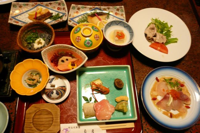 おなかいっぱいになりますよ。<br />部屋食です。<br /><br />温泉の写真はないけど蒸気の蒸し風呂付きの<br />かけながしです。