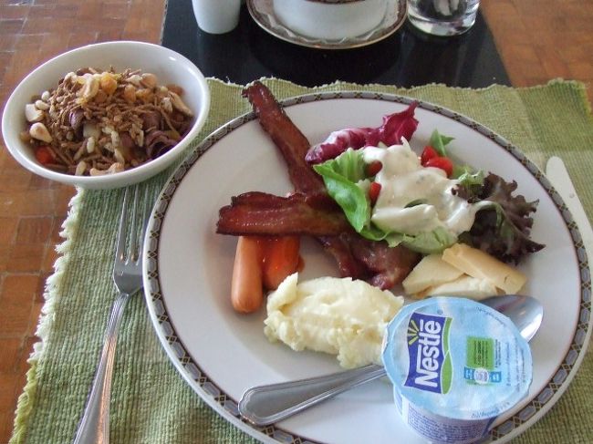 首長族1泊2日ﾂｱｰを終えてチェンマイのシェラトンに戻ってきました。。<br />正体不明ナイスガイのガイド、マイケルとお別れをしました。たった2日だったけどなかなか面白キャラで楽しませてくれたマイケル・・・ありがとう！！<br />どうせなら「スゴイ！」以外の日本語も覚えて欲しかったょ・・・<br /><br />シェラトンのビュッフェ朝食。<br />世界各国から来る滞在者の為に世界各国の料理が食べられます☆