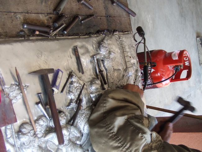 チェンマイ在住の友人と待ち合わせをして、今日一日チェンマイを案内してもらいます☆バイク2台でチェンマイを観光♪<br /><br />最初に来たのは銀細工のお店。<br />実際に工房も見せてもらえました〜