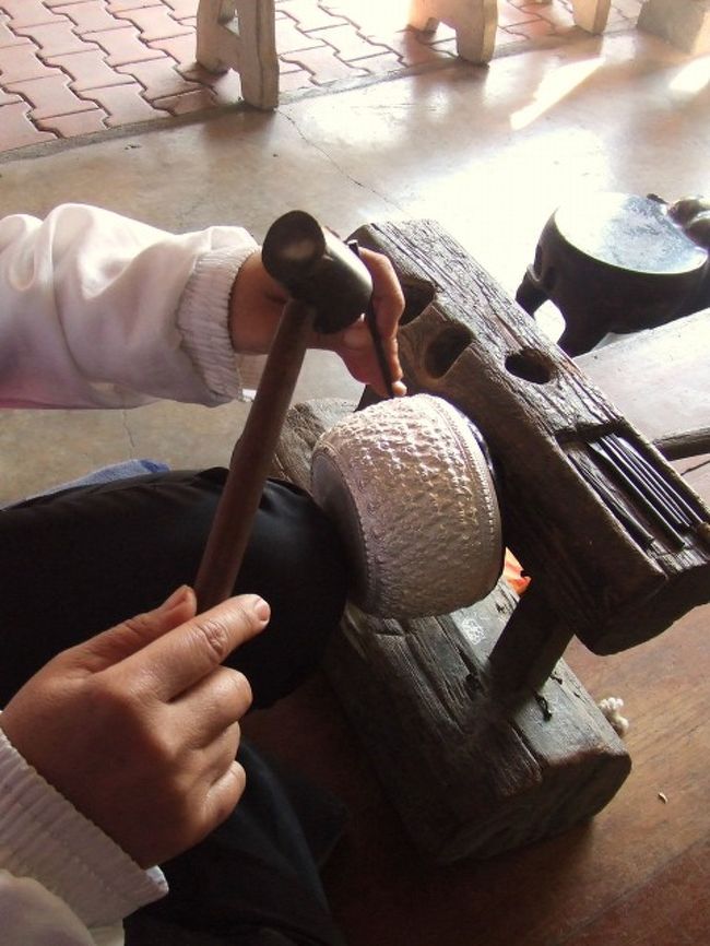 １つ１つ手作業で掘り込んでいきます。。。<br /><br />本当に手先が器用な人が多い！果てしない！