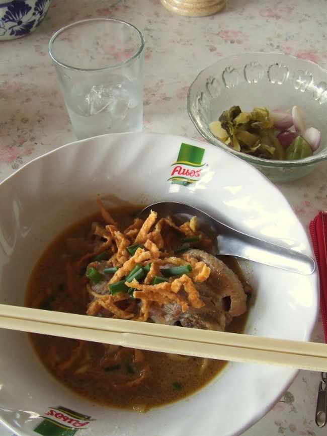 カオソーーイ♪<br />カレー風味のスープにぱりぱりに揚げた麺が最高に合う！めちゃくちゃうまし〜〜〜☆