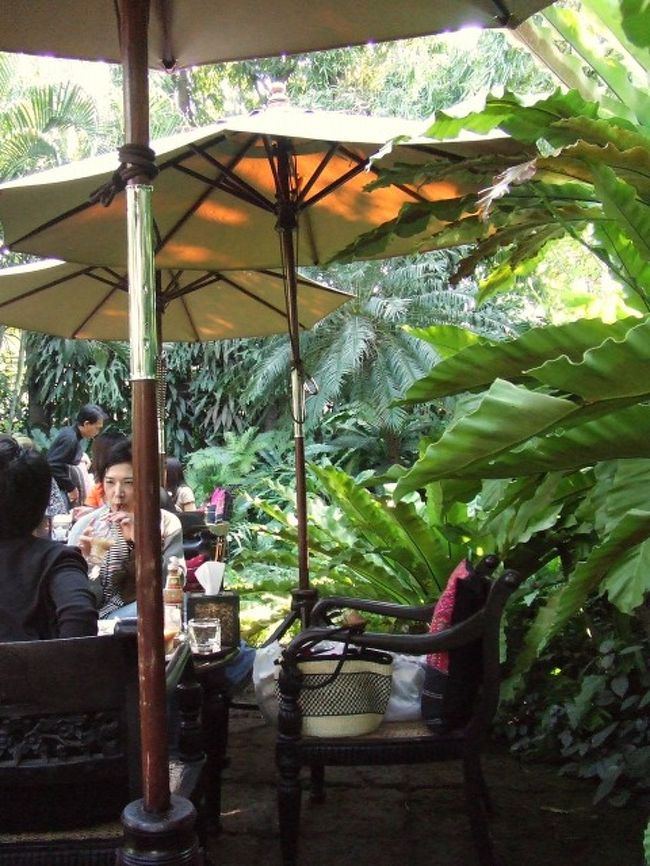 買い物で疲れて、近くのおしゃれなCAFEへ。<br />もう完全にリゾート♪<br />ケーキもおいしく頂いて。そこで舞ったりとした時間を過ごしました。<br />