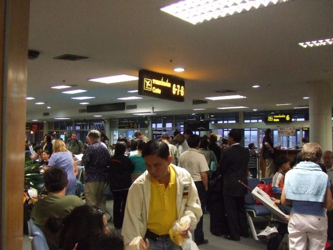 そうこうしているうちにもう飛行機の時間が迫っている。<br />友人に別れを告げ空港へ。<br />