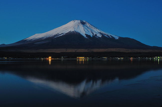 6時26分撮影。辺りが大分明るくなってきた。<br />しばらくすると金属製のフェンスが揺れるような音が湖から聞こえてきた。妻と顔を見合わせ「何？、鳥？」このときまで静かだった湖面が揺れ始めた。張っていた湖面の氷が割れる音だった。そのときまで水面に映っていた逆さ富士はあえなく乱れてしまった！