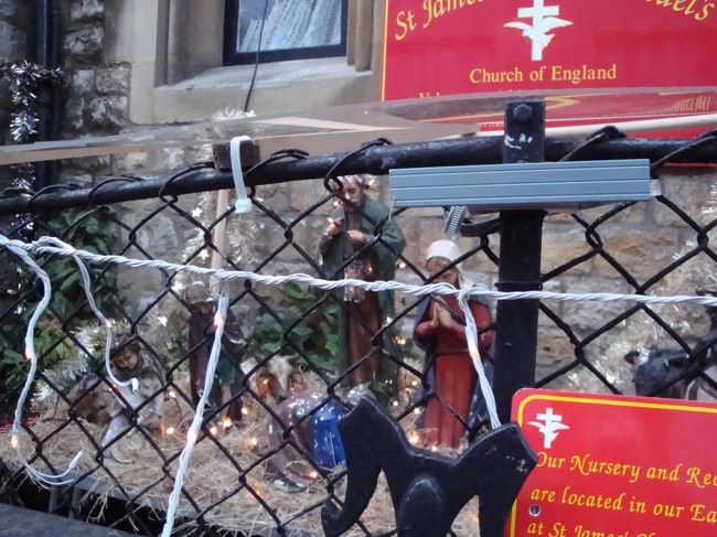 同日、ホテルの近くにあった教会の外にあった飾り。クリスマスっぽいです。