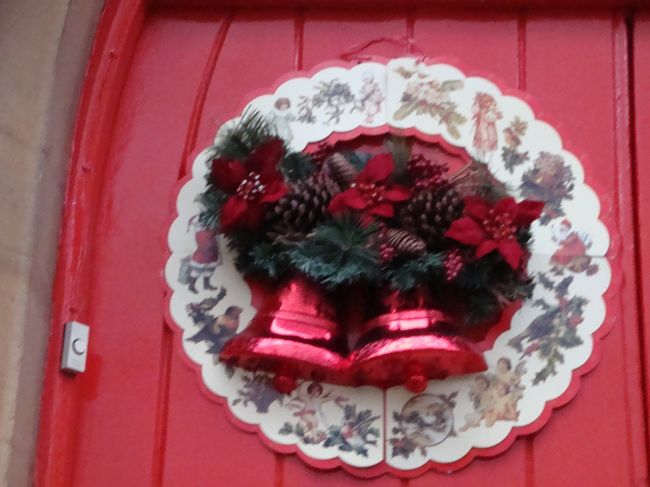 同じく教会のドア飾り。素敵です♪