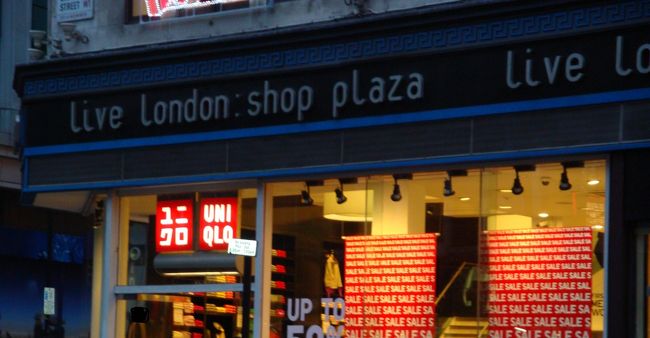 これもオックスフォードストリートにて。あれ？なんか見慣れたお店が・・・・。でも日本ではカタカナ表示じゃないですよね・・・。結構このお店の袋を持った人、ロンドンで見かけましたよ♪