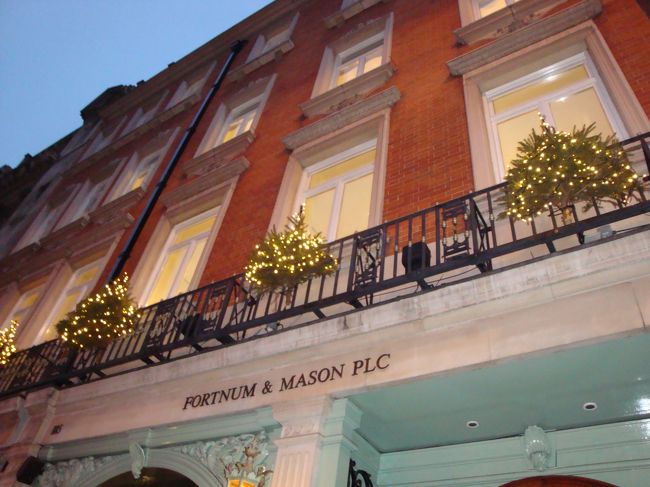 紅茶で有名なフォトナム＆メイソンにて。クリスマスの商品が安く売られててちょっとした掘り出し物もありました。もちろん、紅茶をいっぱい買いました♪