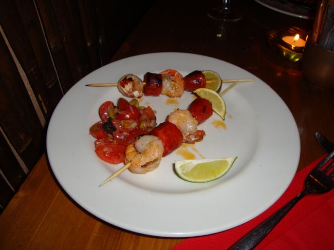 大晦日のディナー。日本からネットで地中海料理のレストランを予約しました。ちょっと場所が外れていたので（でも中心街）、他より安い値段でいただけました。これは前菜。スペイン風の串料理。海老など魚介類がとっても美味しかった。