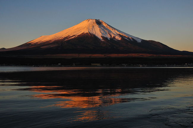 7時5分撮影。紅く染まった山頂が黄色くなってきた。