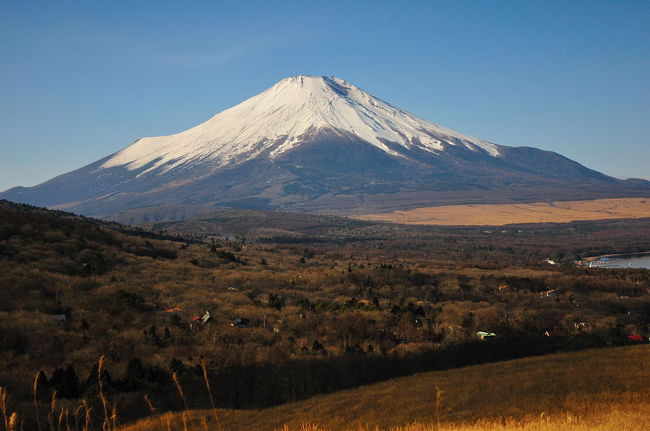 パノラマ台から見た山中湖と富士山。