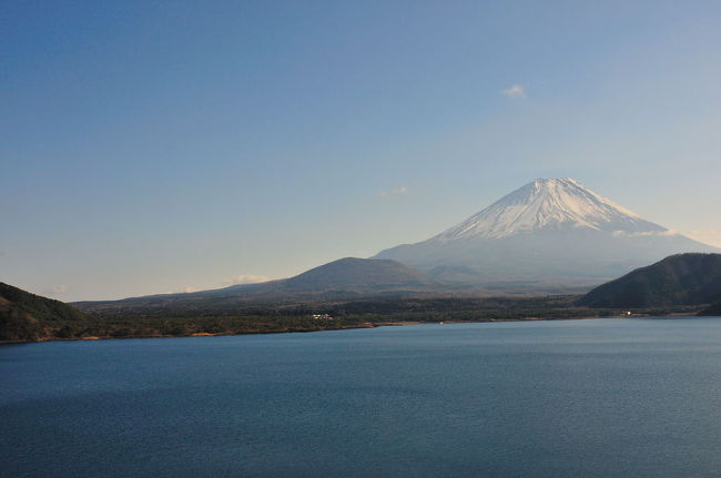 本栖湖中之倉トンネル付近から見た富士山。