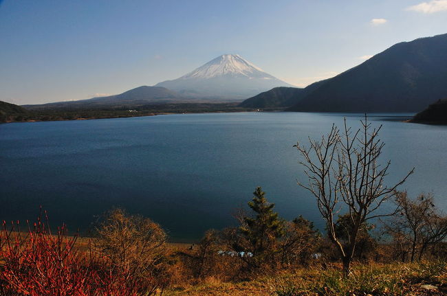 本栖湖中之倉トンネル付近から見た富士山。