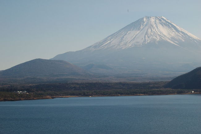 本栖湖中之倉トンネル付近から見た富士山。