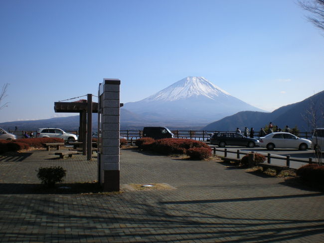 本栖湖中之倉トンネル付近。夕方の富士が綺麗とのことで場所取りをする人が多くいた。