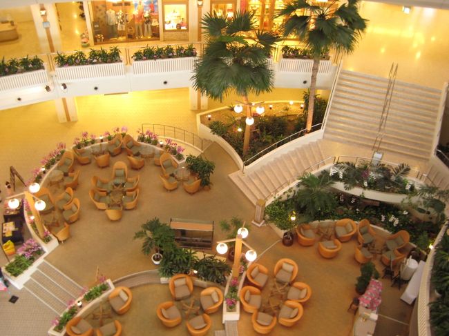 部屋から出ると、吹き抜けの贅沢な空間が広がります！<br /><br />１階のアトリウムラウンジ。<br />優雅にティータイムを過ごしてみたかったわ〜<br /><br />右側に見える階段をあがって右手にフロントがあります。<br /><br />左側の階段をおりると、ガーデンプールにつながっています。