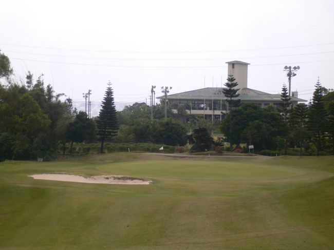 ここもショートコースであるものの　結構いいゴルフ場でした。(昨日がイマイチだったから？)<br /><br />2人乗用のカートで出発します。<br /><br />約3時間くらいで18ホール回れます。