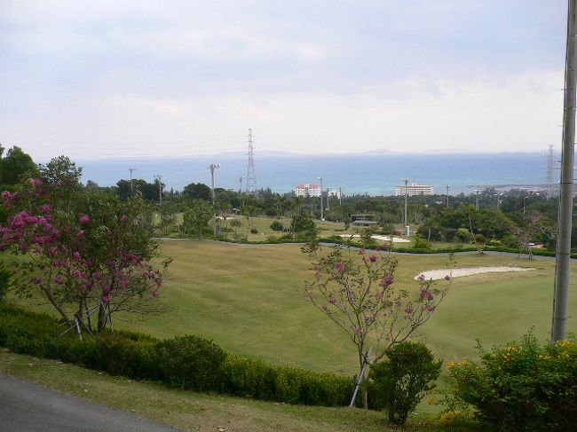 海に向かって打つのはメッチャ気持ちいいんです。<br /><br />沖縄はショートコースのゴルフ場が沢山あります。<br />時間的にもちょうどいいので　私にはもってこいです。