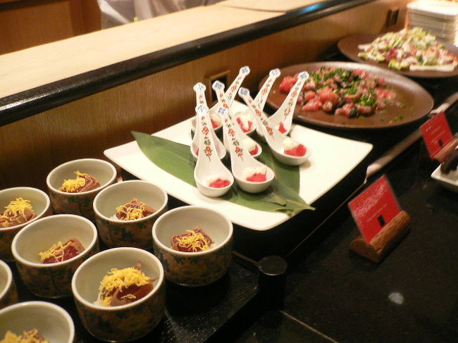 夕食は「ルネッサンスホテル」内の寿司バー「ロイス」へ出かけました。<br /><br />ビッフェのもの、テーブルオーダーのもの色々<br />あります。<br /><br /><br />お寿司だけではなく　おつまみになる物もありました。<br /><br />