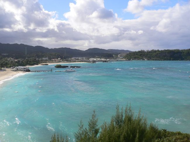 翌朝の写真(万座毛側)<br /><br />日々、良いお天気になりつつですが、最終日も風が強い為　中止。<br /><br />万座ビーチのブイ内での遊泳はＯＫと言われましたが、ウェットを着ても寒いので　結局　入れず、、、。<br />冬の時期はブイ内にクラゲネットが張ってないので　魚が沢山いますよ〜。もちろんニモも、、と。<br />迷ったのですが、、、風が強いのと　だれも入ってないので、、、、辞めました。<br /><br /><br />