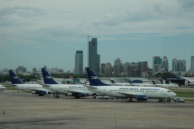 旅の全体像はこちらから<br />http://4travel.jp/traveler/-196-196-196-196/album/10300657/<br /><br />１０時間のフライトは結構長かったです。<br />歩き方によると日本と時差１２時間だから到着は１２時少し前。<br />んっ？それならそんなに遅れていない？？<br />結局エセイサ空港到着時の機内アナウンスでは１２時４５分。<br />なんと日本との時差は１２時間ではない！<br /><br />急いで入国手続きをして外に出たらすぐにいくつかのレミース（ハイヤー）受付カウンターが。<br />アエロパルケと行き先を告げて費用１２０ペソ（１ペソ≒２７円）を払い運転手と合流。<br />「Tengo Prisa 急いでる」と告げてカッ飛ばしてもらい、４５分でアエロパルケ空港に到着。<br />なんとか間に合ったー！<br />写真はアエロパルケ空港です。