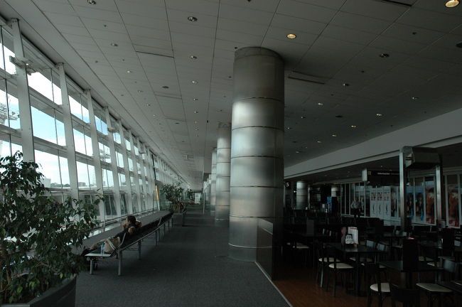 事前にアルゼンチン航空の荷物預けは１５kgまでと言われていたので少し心配していましたが重量オーバーを言われずに無事チェックイン。１１番ゲートに向かいます。<br />ＡＲ２８０４便には日本人団体客と一緒でした。<br />１５時４０分の出発を待ちます。